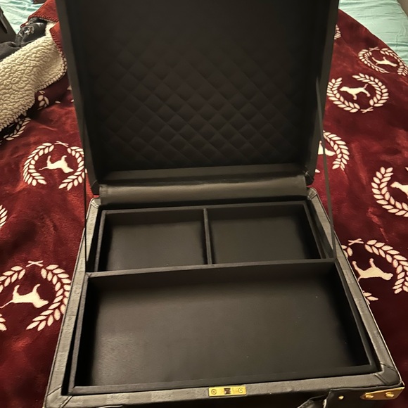 Display trunk (opens) - Picture 3 of 7